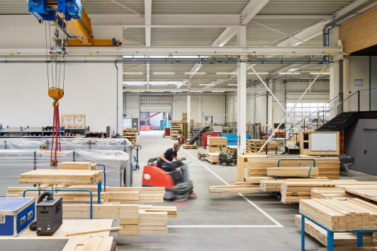 Produktionshalle des Projekts Bropack mit Holzverarbeitung, Materiallager und internen Transportwegen – geplant von arcplus