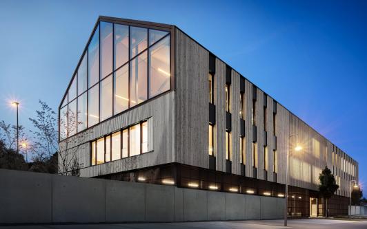 Außenansicht des Bürogebäudes Büro am Stadtbahnhof mit markanter Fassadengestaltung und großflächiger Verglasung, von arcplus Architekten als eigenes Büro geplant und realisiert