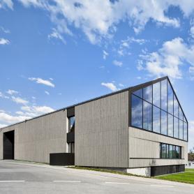 Außenansicht des Bürogebäudes ›Büro am Stadtbahnhof‹ mit klarer Form, großen Glasflächen und einer markanten Fassade, geplant und gebaut von arcplus Architekten als eigenes Büro